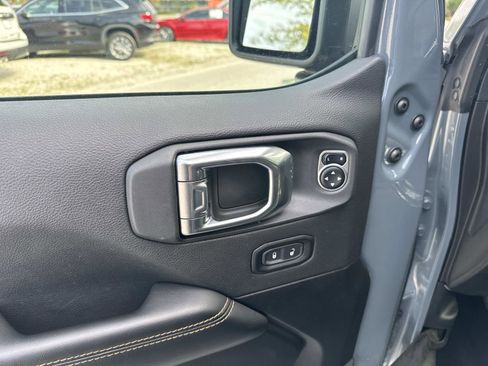 Used 2025 Jeep Wrangler Unlimited Sahara AWD/4WD image 18