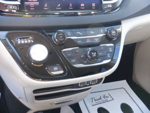 Used 2023 Chrysler Pacifica Touring-L image 15