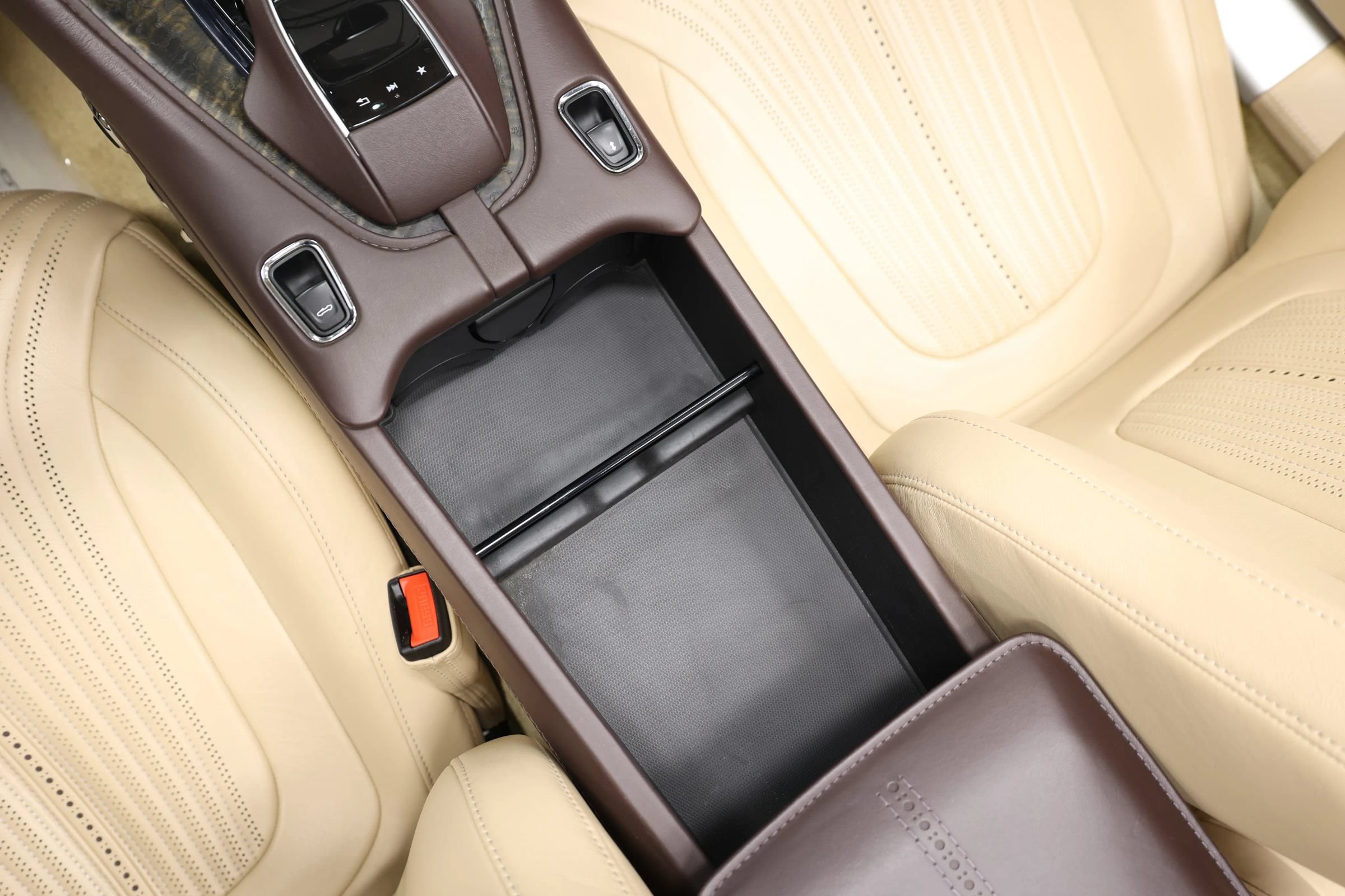 Used 2019 Aston Martin DB11 Volante RWD image 45