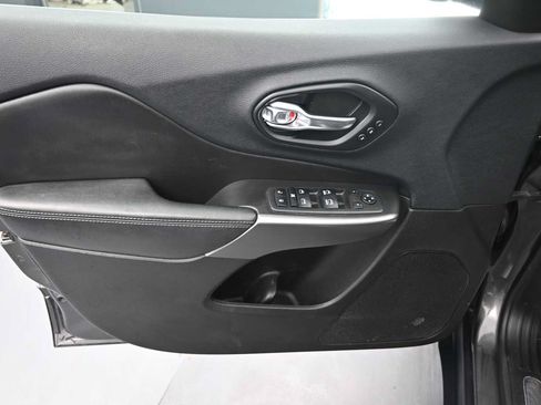 Used 2019 Jeep Cherokee Limited AWD/4WD image 12