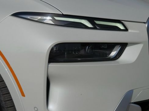 Used 2024 BMW X7 xDrive40i w/ Premium Package image 10