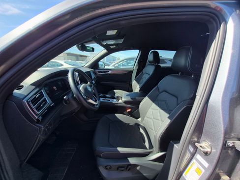 Used 2025 Volkswagen Atlas Cross Sport SE image 11