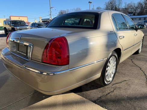 Used 2006 Lincoln Town Car Signature image 3