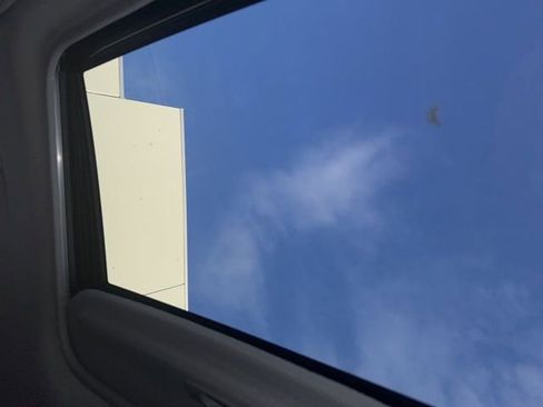 Used 2021 Toyota Sienna XLE image 4