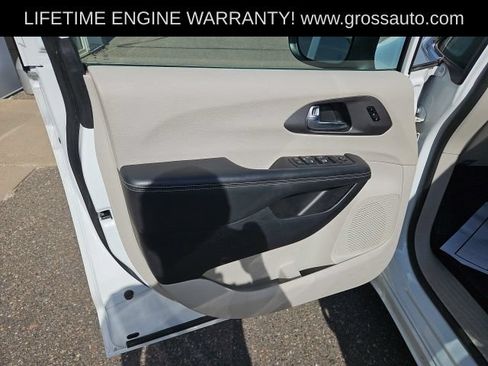 Used 2023 Chrysler Pacifica Touring-L FWD image 12
