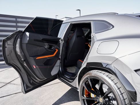 Used 2025 Lamborghini Urus SE image 32
