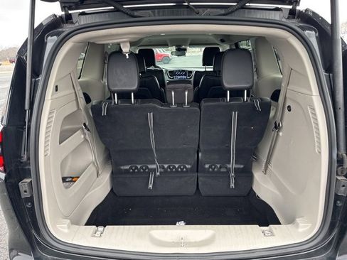 Used 2024 Chrysler Pacifica Touring-L image 7
