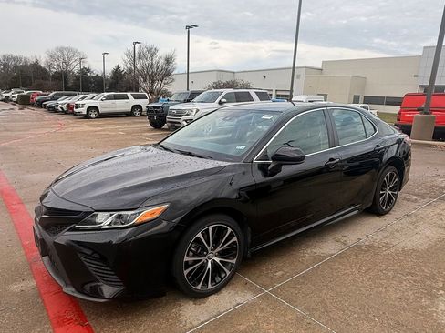 Used 2019 Toyota Camry SE image 4