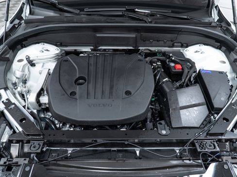 New 2026 Volvo XC60 B5 Plus w/ Climate Package image 9