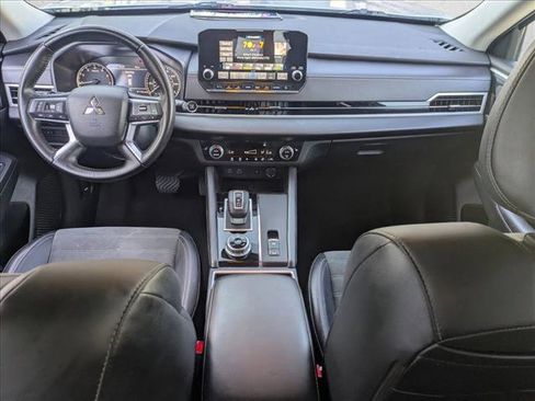 Used 2024 Mitsubishi Outlander SE image 16
