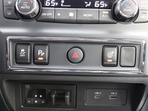 Certified 2024 Nissan Titan SV w/ SV Convenience Package image 17