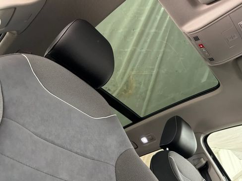 Used 2023 Volkswagen Taos SE w/ Panoramic Sunroof Package image 17