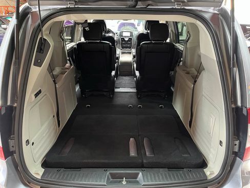 Used 2015 Chrysler Town & Country Limited Platinum FWD image 30