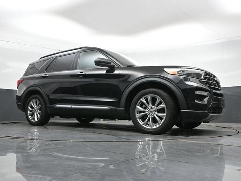 Used 2020 Ford Explorer XLT w/ Equipment Group 202A AWD/4WD image 42
