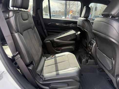 Used 2023 Jeep Grand Cherokee L Laredo image 7