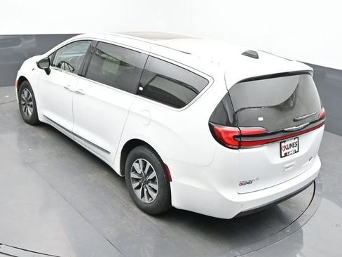 Used 2023 Chrysler Pacifica Limited FWD image 44