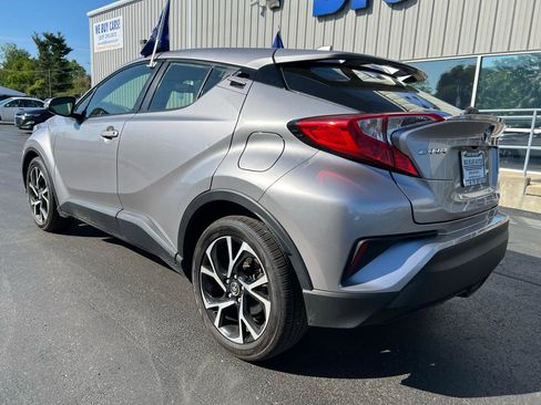 Used 2019 Toyota C-HR XLE FWD image 3