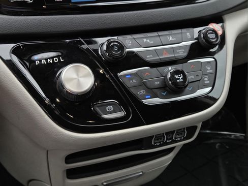Used 2024 Chrysler Pacifica Touring-L FWD image 24