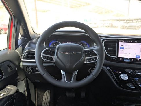 Used 2025 Chrysler Pacifica Select image 25