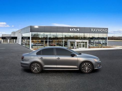 Used 2015 Volkswagen Jetta Sport FWD image 2