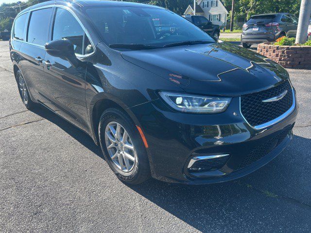 Used 2023 Chrysler Pacifica Touring-L FWD image 4