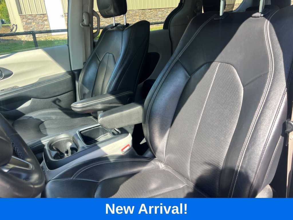 Used 2022 Chrysler Pacifica Touring-L w/ Uconnect Theater Family Group FWD image 12
