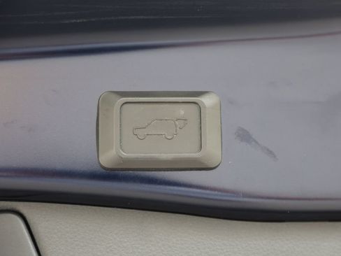 Used 2019 Toyota RAV4 XLE Premium w/ Cold Weather Package AWD/4WD image 8
