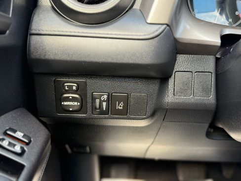 Used 2018 Toyota RAV4 LE image 19