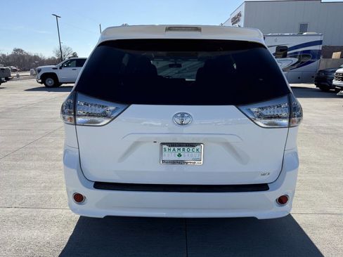 Used 2017 Toyota Sienna SE Premium image 4