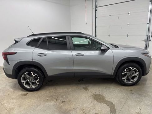 Used 2024 Chevrolet Trax LT w/ Driver Confidence Package FWD image 4