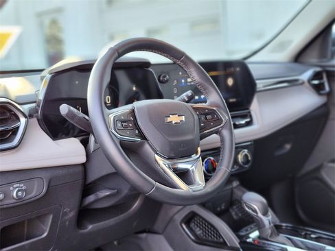 Used 2025 Chevrolet TrailBlazer LT w/ LT Cold Weather Package image 17