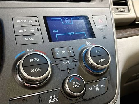 Used 2015 Toyota Sienna XLE Premium image 18