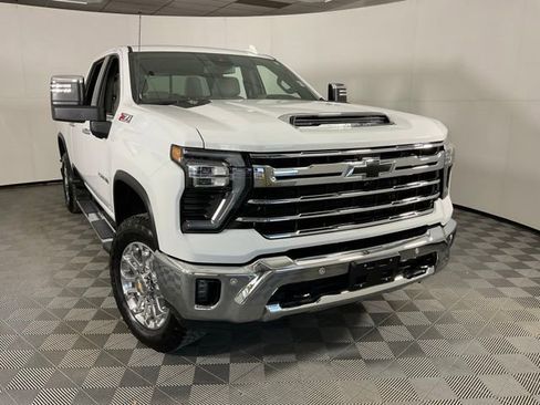 Used 2025 Chevrolet Silverado 2500 LTZ w/ LTZ Convenience Package image 10