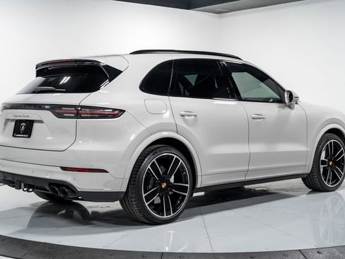 Used 2022 Porsche Cayenne Turbo AWD/4WD image 3