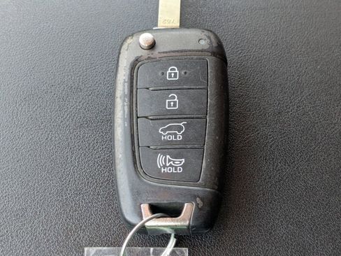 Used 2019 Hyundai Santa Fe SE image 34