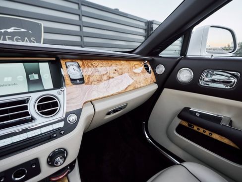 Used 2017 Rolls-Royce Dawn image 67