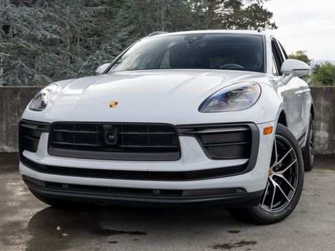 Certified 2023 Porsche Macan image 7