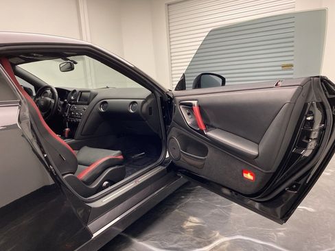 Used 2013 Nissan GT-R Black Edition image 6