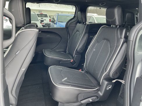New 2026 Chrysler Pacifica Limited w/ Uconnect Theater Family Group FWD image 9