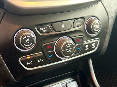 Used 2018 Jeep Cherokee Latitude Plus w/ Comfort/Convenience Group AWD/4WD image 16