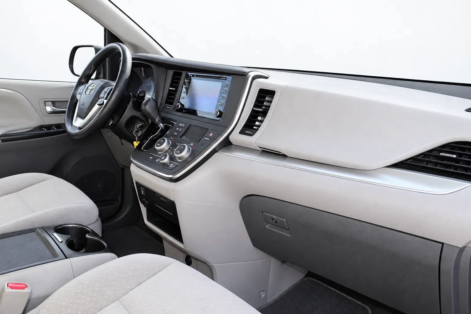 Used 2018 Toyota Sienna LE w/ Carpet Mat Package FWD image 17
