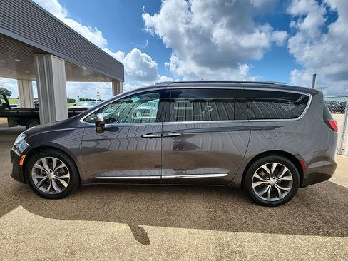 Used 2018 Chrysler Pacifica Limited w/ Advanced Safetytec Group FWD image 21