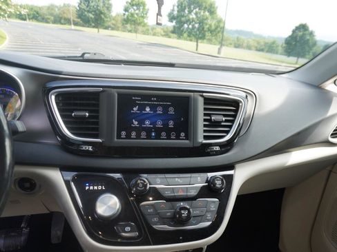 Used 2020 Chrysler Pacifica Touring-L FWD image 21