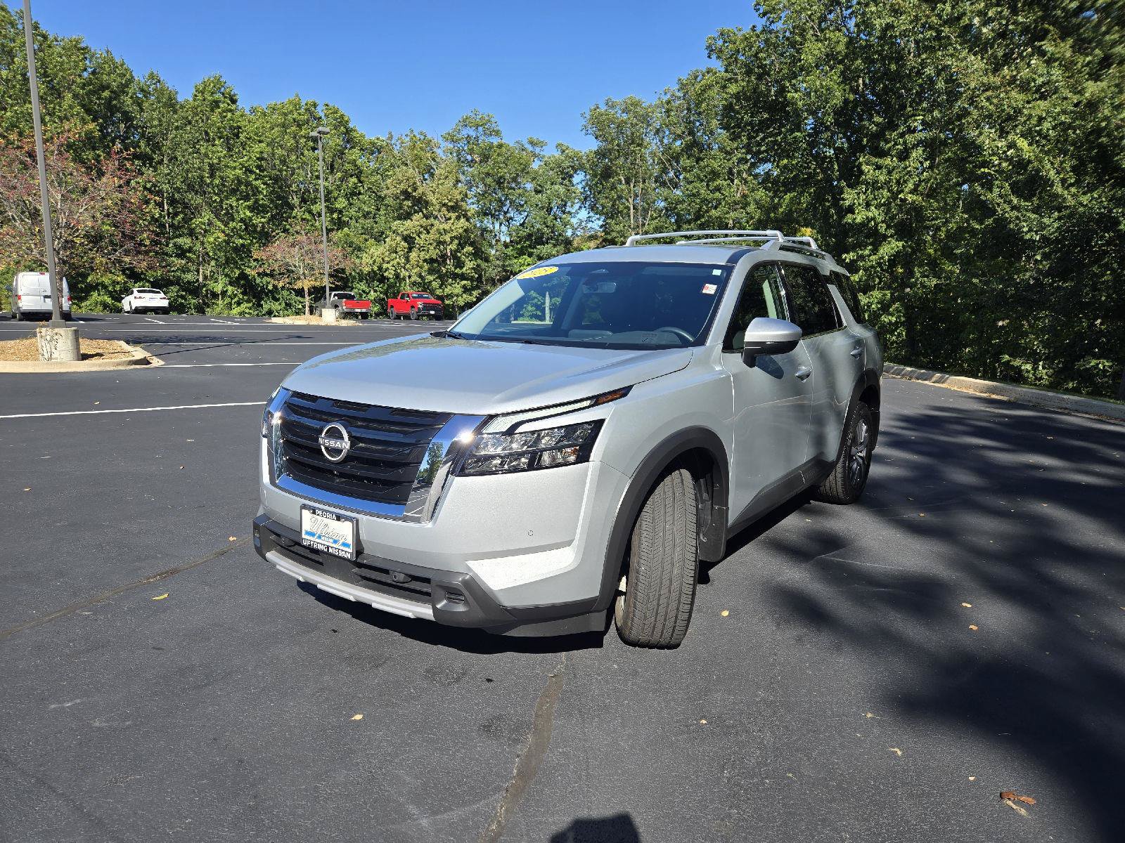 Used 2025 Nissan Pathfinder SL AWD/4WD image 4