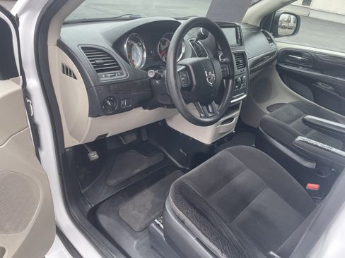 Used 2019 Dodge Grand Caravan SE image 12