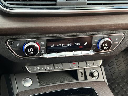 Used 2024 Audi Q5 2.0T Premium w/ Convenience Package image 21