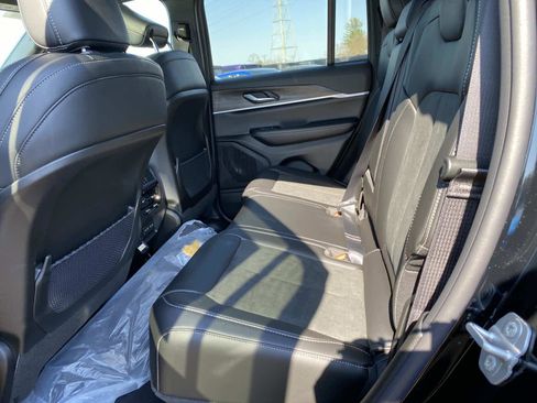 New 2026 Jeep Grand Cherokee Altitude image 6