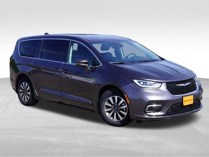 Used 2022 Chrysler Pacifica Touring-L w/ Uconnect Theater Family Group