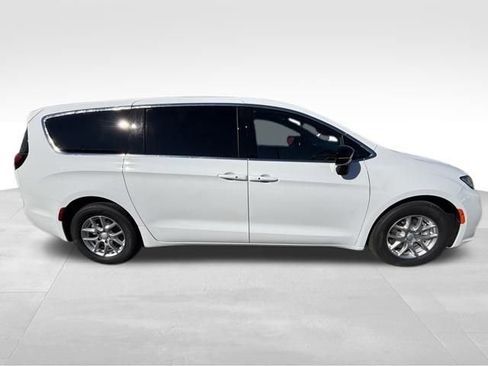 New 2026 Chrysler Pacifica Select image 6