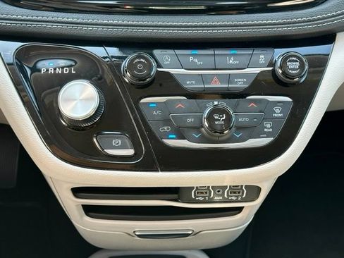 Used 2024 Chrysler Pacifica Touring-L AWD/4WD image 31